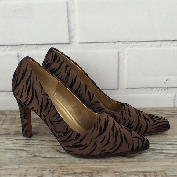 Ann Marino sz 7 zebra pattern satin velvet heels - Picture 2 of 9